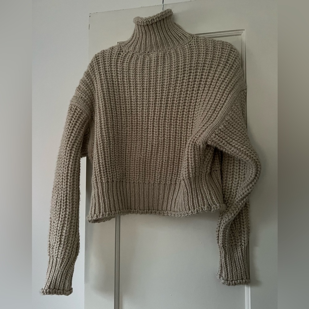 HM cropped turtleneck sweater tan size small